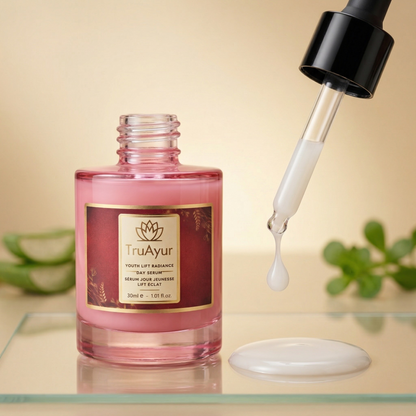 8-kruiden Ayurvedisch Radiance Dagserum met Syn-Ake peptide voor diepe hydratatie, een hele dag glow en zichtbaar verstevigend effect